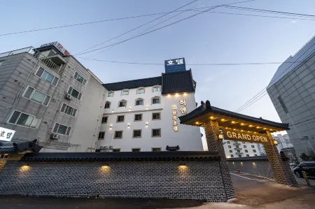 Seosan Heo & Jang Hanok Hotel Lake Park Отели рядом с достопримечательностью «옥천암»