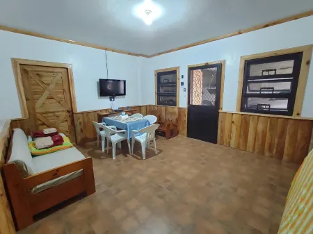Log Homes Inspired Unit w/ Wi-Fi and Cable Отели рядом с Аэропорт Багио Локан