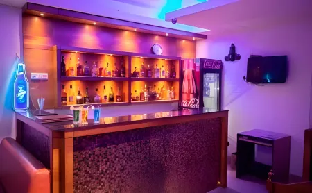 Kings Crown Hotel Salt Lake Отели рядом с достопримечательностью «NIH Flower Garden»