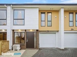 Stunning Three Bedroom Townhouse with Free Parking
