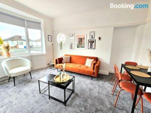 Charming 3-Bed Oasis-free parking