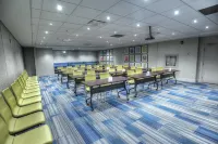 Holiday Inn Express & Suites TORONTO AIRPORT WEST by IHG - Business