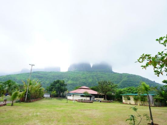 Twin Mountain Resort