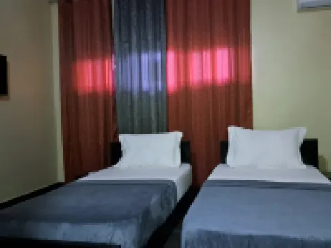 Deluxe Twin Beds in Royal Blue Guest House and Bar فنادق في لومي