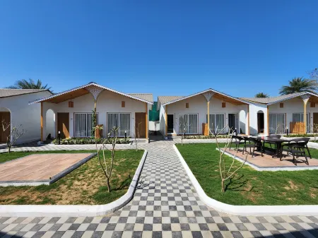 Vits Daman Devka Beach Отели рядом с достопримечательностью «Мирасол Лейк Гарден»