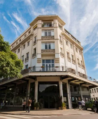 Le Louvre Hotel & Spa Hotels near Is'Art Galerie