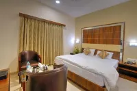 Hare Krishna Hotel 나브사리 호텔