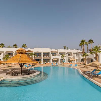 JAZ Fayrouz Resort Отели рядом с достопримечательностью «Торговый центр Genena City»