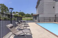 Red Roof Inn & Suites Clinton, MS - Pool