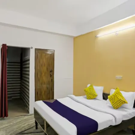Goroomgo Raj hotel vip Noida