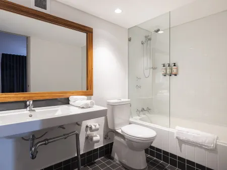Adge Hotel & Residence