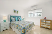 Modern, Stunning & Bright Central Beach Villa Hotel in zona Sea Wall - West Bay Street