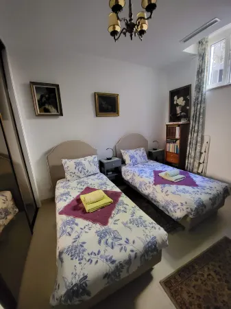 Sintra Lousa Twin Guest Room with Private Bathroom Отели рядом с достопримечательностью «Дворец Пена»