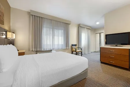 Best Western Royal Palace Inn & Suites Отели рядом с достопримечательностью «Парк Холмби»