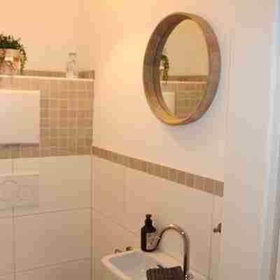 Bright and Friendly Apartment with a View of the Woods Rooms