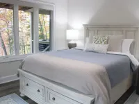 Newly remodeled 3-bedroom house with private hot tub, in welcoming Lake Toxaway. Hotels in Hogback