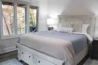 Newly remodeled 3-bedroom house with private hot tub, in welcoming Lake Toxaway.