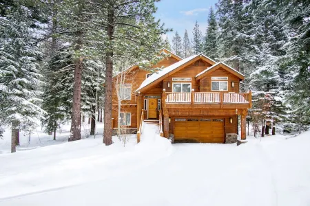 Modern Tahoe Donner Cabin. Hot Tub.  Near Trails, Skiing & Downtown Truckee Отели рядом с достопримечательностью «California Historical Landmark 780-6: Transcontinental Railroad in Truckee»