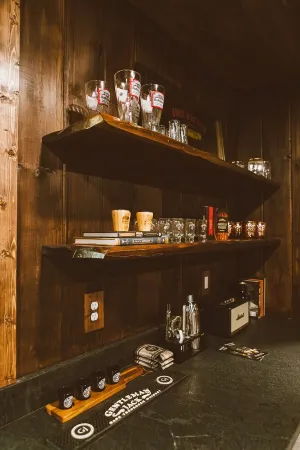 Dudley Creek Cottage; cozy little cottage. Hot tub + fire pit + arcade!