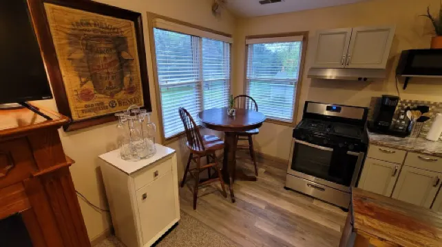 Quiet 1/1 in Historic Village of Milan, OH just minutes away from Cedar Point Hotels in Milan Township