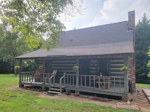 Remote, Modern, Cozy Cabin on 12 acres; Only 2.5 Miles from Traveler's Rest! - Hytter