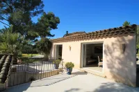 In Tourettes-sur-Loup, charming gite with infinity pool