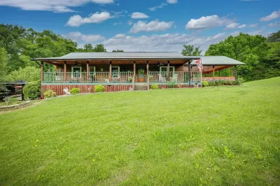 Bridgeview Bend - Charming 3-bedroom house with spacious yard and seasonal creek