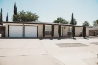 Comfy Casita, centrally located, pool, game room, sleeps 10!