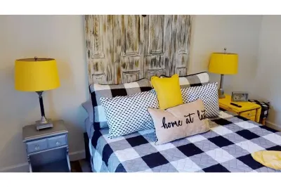 Bluebird Cottage A: Near Charlottesville, Wineries: Firepit, Patio, Dogs OK