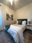 New Luxury 1BR Cottage in Downtown Auburn!! Mike's Merchandise附近的飯店