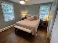 Cheerful, Newly Renovated Cottage close to Newport w/ hot tub!