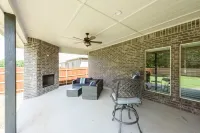 Executive Stay, Modern Farmhouse Perfect Location. Garage Parking.