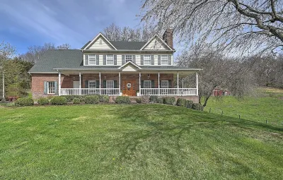Cozy House On The Hill W/ Hot Tub Hotels near Goose Creek Farm , LLC