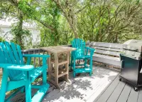 Salty Paws-Walk to beach/Fenced Yard/Pet Friendly