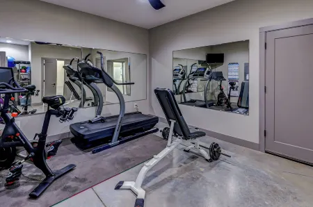 7-Bedroom: Hoops, Pickleball, Movies, Books & Games! Отели рядом с достопримечательностью «Зона Роза Таун Сентер»