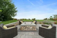 Stunning Oceanview: Walk to Private Beach