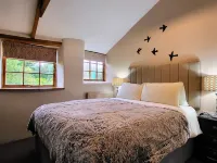 2 bedroom barn conversion on smallholding with alpacas, goats and pigs Hotels in Redruth