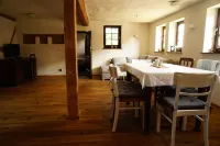 Complete house-family-friendly-rural idyll-ecological. renovated mud house / thatched roof Hotels in Bossdorf