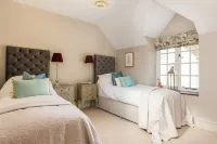 Gorgeous Stone Cottage in an Idyllic Picture Postcard Village. Parking/Garden