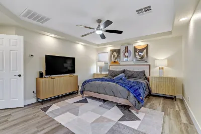 Central Luxurious 4Br 3-Lvl Home near Strip, Airport, Allegiant Stadium, & More Hotels near The Arroyo Market Square