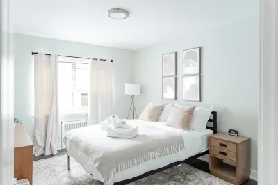 New renovation-1BR-Stylish-Modern-Next to the Lake Walgreens附近的飯店