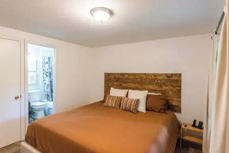 Private Cabin: 7 Mins to Slopes, Wood Fireplace Отели в г. West Dover