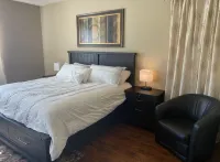 Golf Course Oasis, Pool, Spa, Games, Walk to Festivals, Pet Friendly. Hotels near Magic of Lights at Empire Polo Club