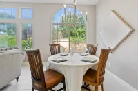 Stylish & Bright ~ Huge Backyard ~ King Beds ~ Pkg