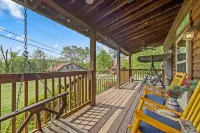 2 Bd Log Cabin, Hot Tub, Utk/Neyland, Smokies, 16Acres, FP, Arcade, Fishing