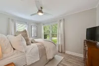 Enjoy our cozy cottage just minutes from A&M Campus Hotels in Bryan