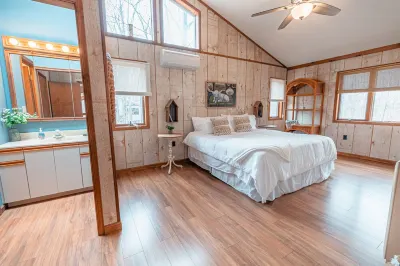 Private Cabin in Wooded Oasis with many amenities!