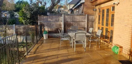 London Luxury House Sleeps 16 , Close to Tube, Free Parking, Garden,  Free Wifi Отели в г. Редбридж