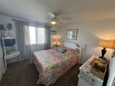 Beautiful updated condo w modern decor, overlooking Fenwick lighthouse from deck