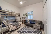 Clearwater Sunrise Waterfront House with Heated Pool 머드 홀 섬 주변 호텔